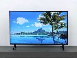 어두운 회색 다이 위에 배치된 LG 일반 LED TV